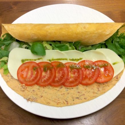 Vegetarischer, leckerer Wrap mit Tomate-Mozzarella. Jetzt einfach online bestellen. Gourmetkultur Breuer liefert gesundes Mittagessen in ganz München.